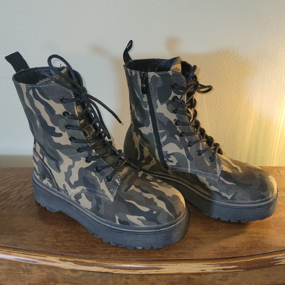 LIGHT USE CAMO COMBAT BOOTS SZ 38. US WMS 7.5-8
